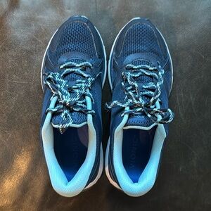 Women’s Vionic athletic shoe, size 8